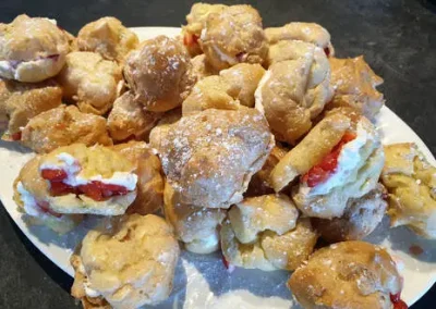CHOUX A LA CRÈME ET AUX PREMIÈRES FRAISES