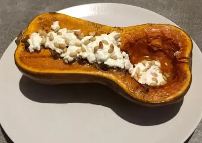 COURGE RÔTIE AUX PIGNONS DE PIN ET AU CHÈVRE