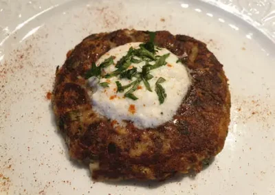 GALETTES D’AUBERGINES AU PARMESAN – SAUCE AU YAHOURT