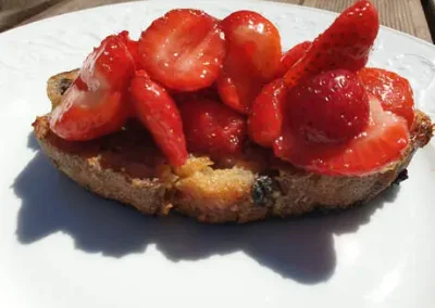TARTINE DE PAIN PERDU AUX FRAISES