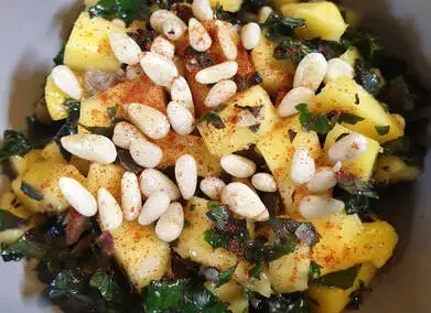 SALADE DE CHOUX KALE À LA MANGUE ET AUX PIGNONS